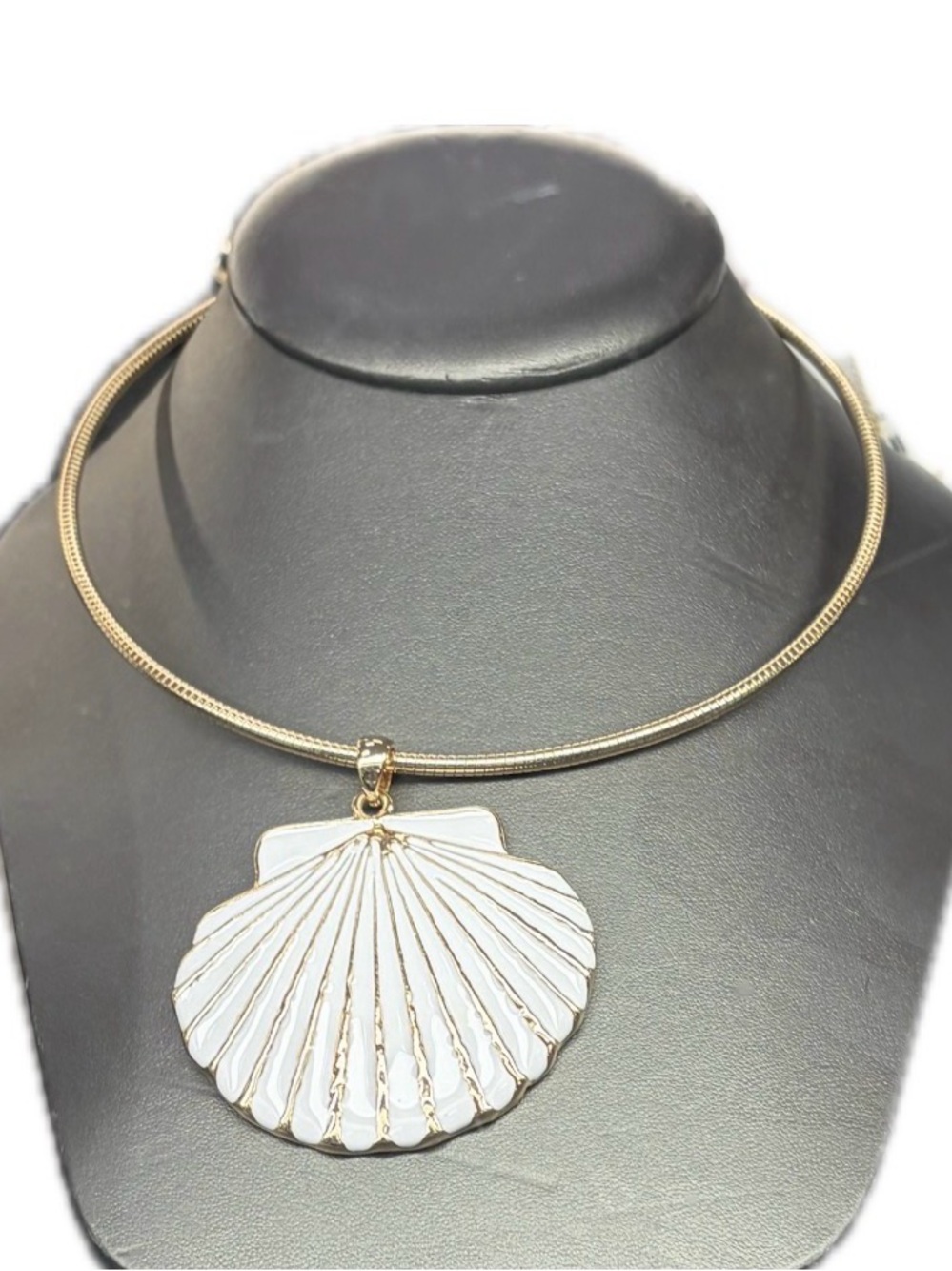 NWT ⚜️🐚⚜️ PIPER K Gold Tone Collar Necklace with Conch Shell Pendant